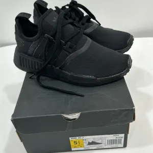 Adidas NEW sneakers black size 5,5 boys. Smoke and pet free home.