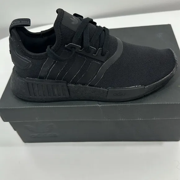 Adidas NEW sneakers black size 5,5 boys. Smoke and pet free home.