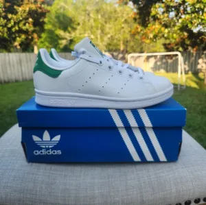 Adidas Originals Stan Smith White &amp; Green  Sneakers Size 3 1/2   NWB