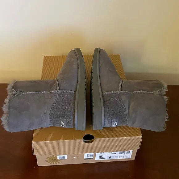 Authentic UGG Bailey Button Boots, Gray Size 6