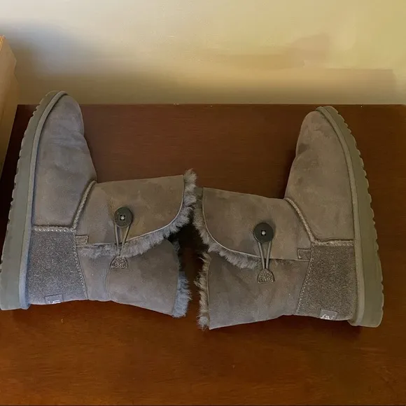 Authentic UGG Bailey Button Boots, Gray Size 6