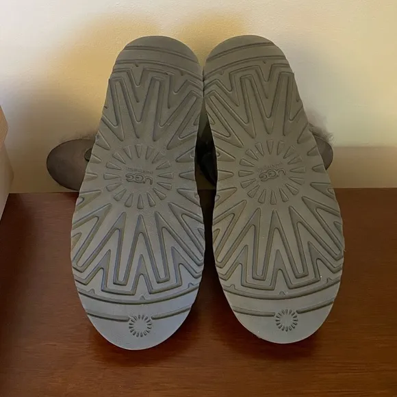 Authentic UGG Bailey Button Boots, Gray Size 6