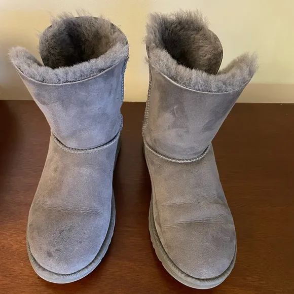 Authentic UGG Bailey Button Boots, Gray Size 6