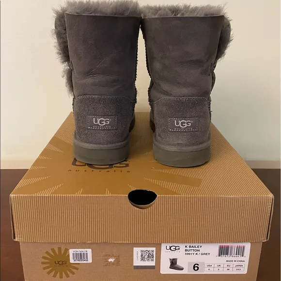 Authentic UGG Bailey Button Boots, Gray Size 6