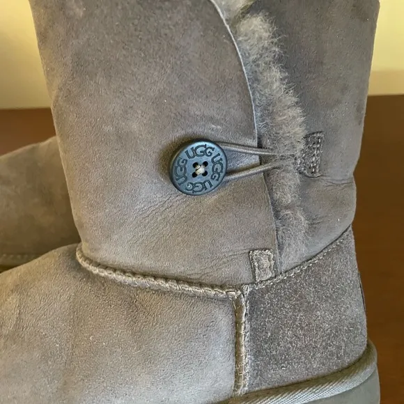 Authentic UGG Bailey Button Boots, Gray Size 6