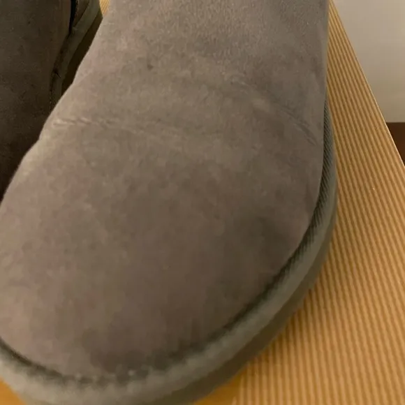Authentic UGG Bailey Button Boots, Gray Size 6