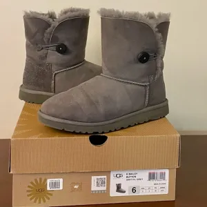 Authentic UGG Bailey Button Boots, Gray Size 6