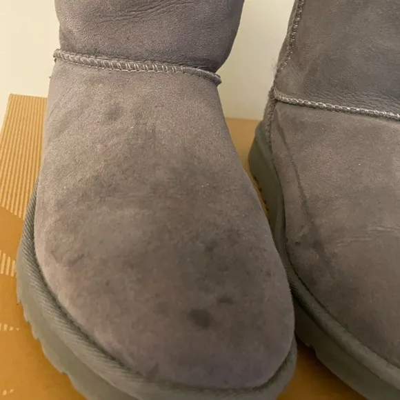 Authentic UGG Bailey Button Boots, Gray Size 6