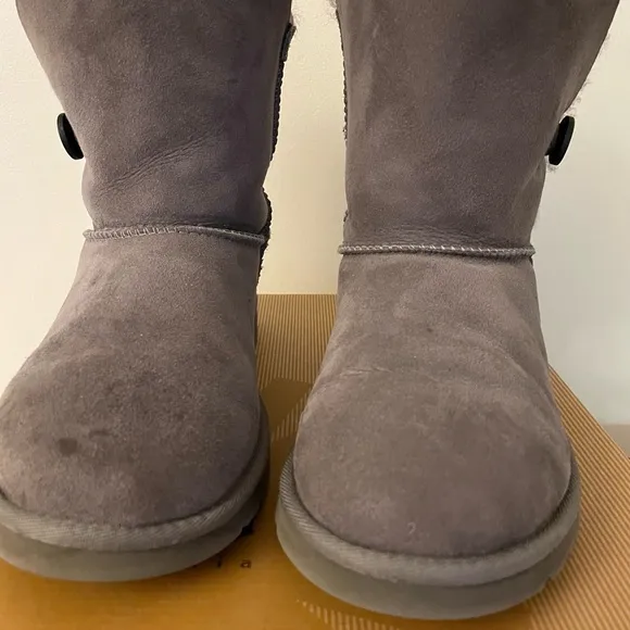 Authentic UGG Bailey Button Boots, Gray Size 6